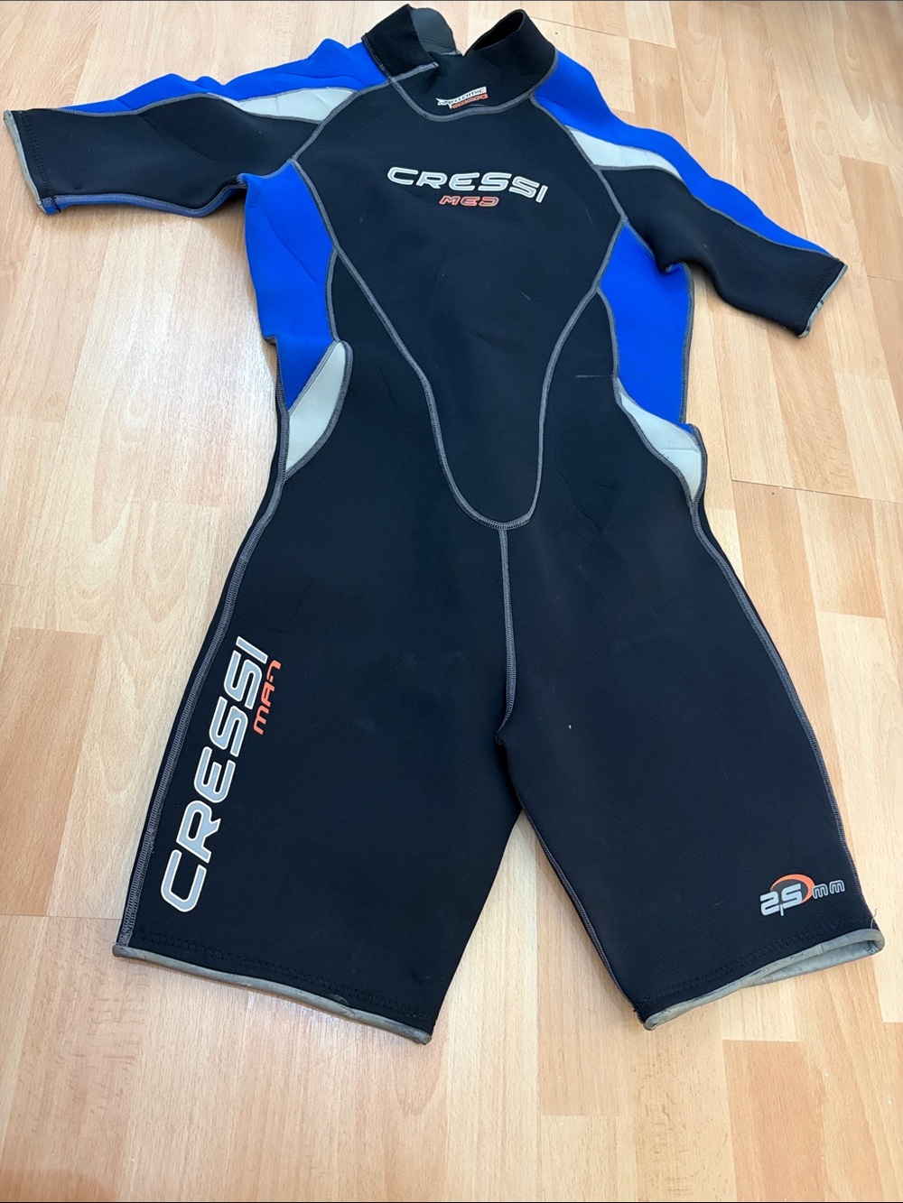 Cressi Men’s Shorty Rash Guard Wetsuit – Black & Blue